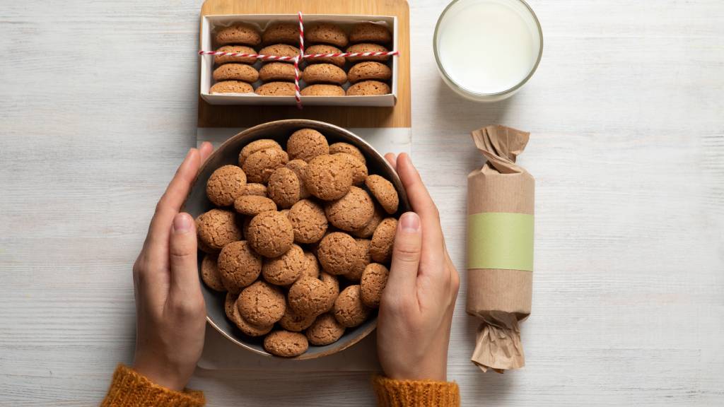 How to serve and engoy amaretto biscuits